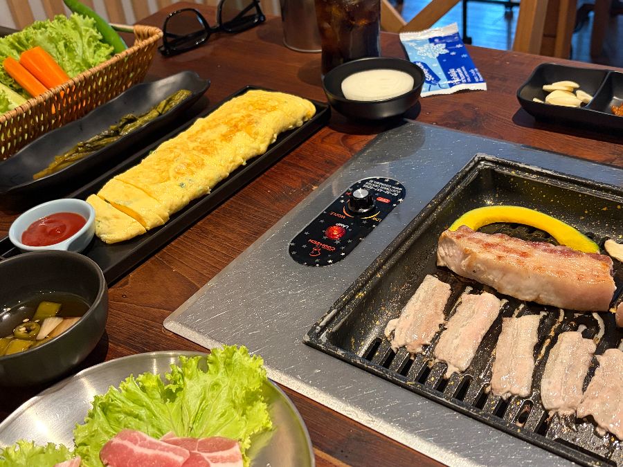 불판 위에 익어가는 고기