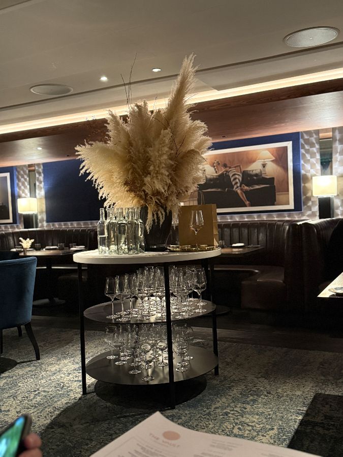 고급스러운 인테리어가 돋보이는 볼트 가든 내부