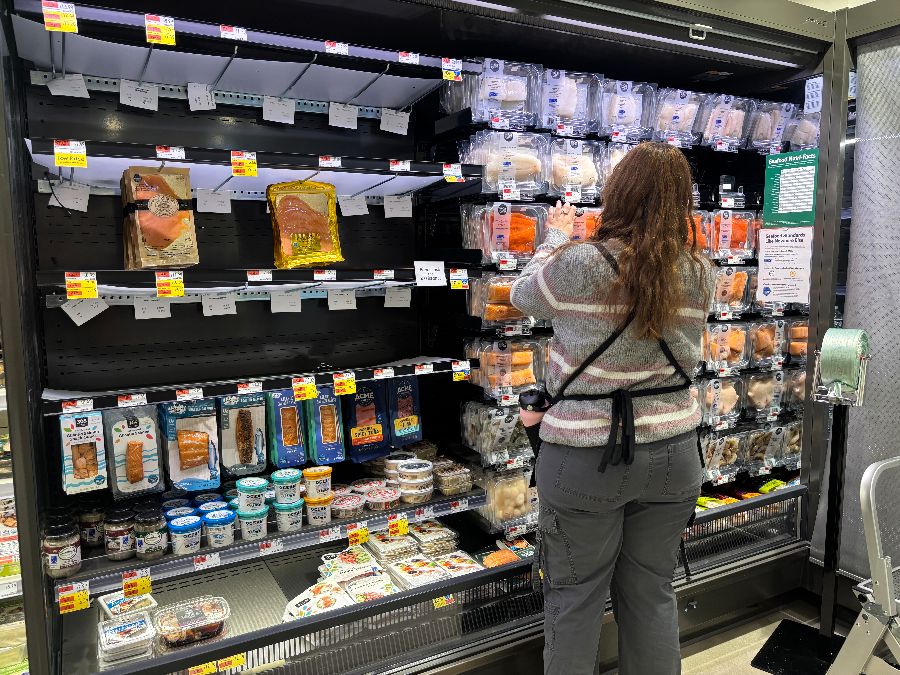 냉장 코너에 진열된 샐러드