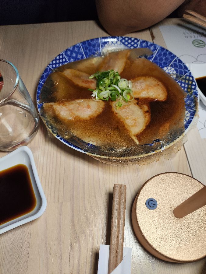 따뜻한 국물에 담긴 촉촉한 교자