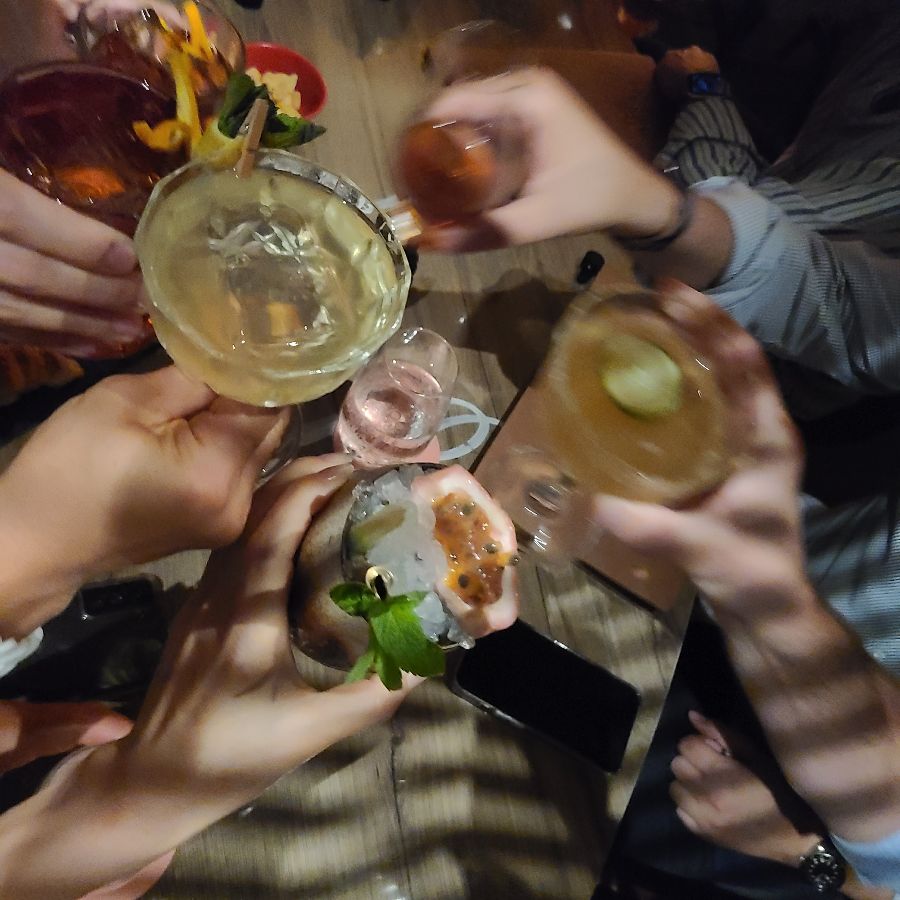 다 함께 칵테일을 즐기는 모습