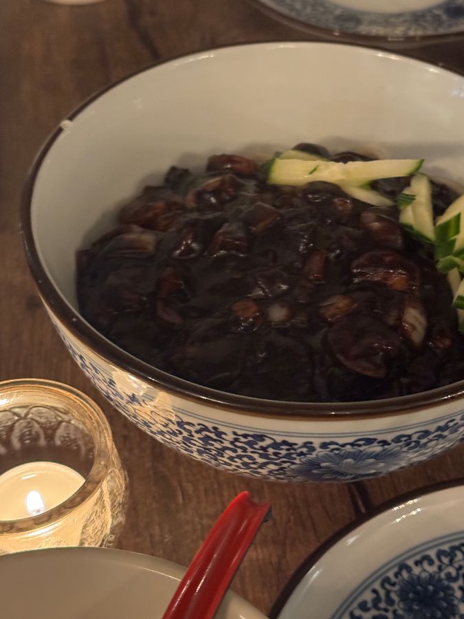 짜장 소스가 듬뿍 올려진 짜장면