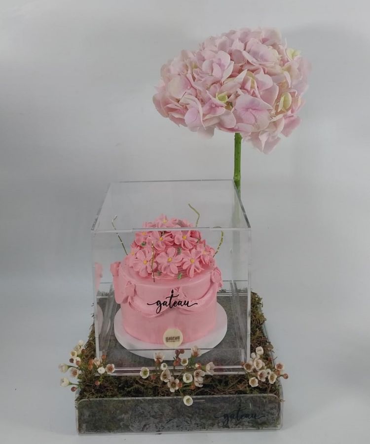 핑크색 케이크와 수국