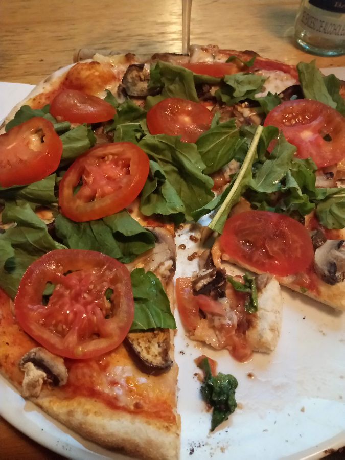 신선한 토마토와 채소가 듬뿍 올려진 피자