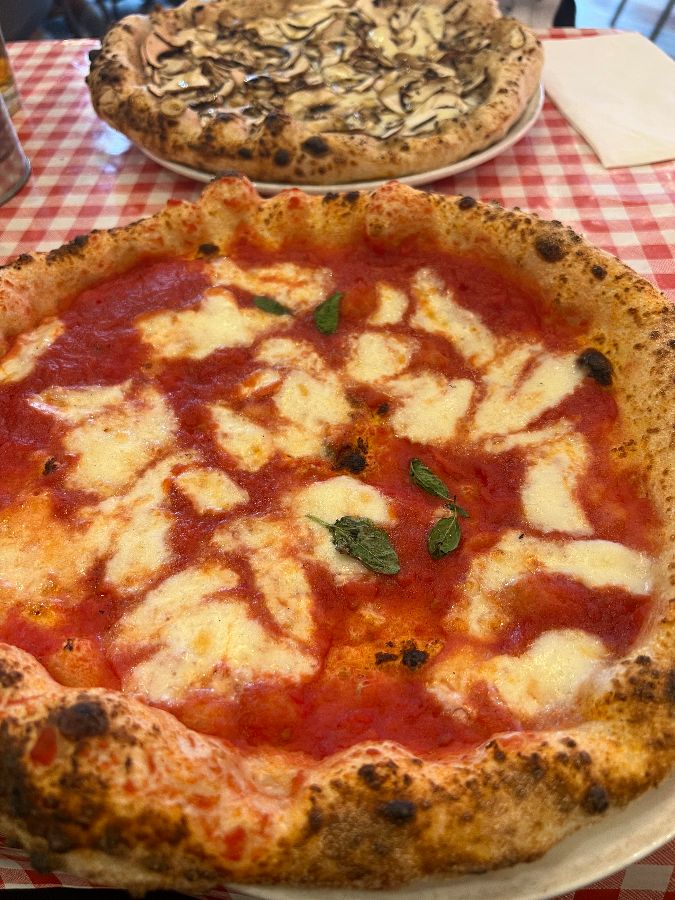 마르게리따 피자의 클로즈업