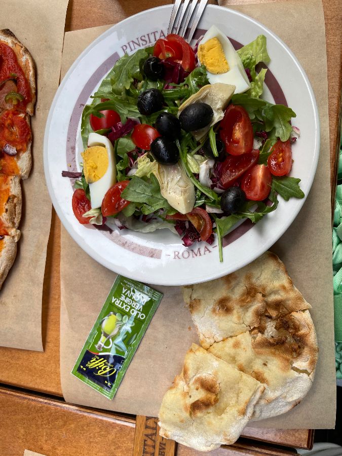 샐러드와 핀사 피자