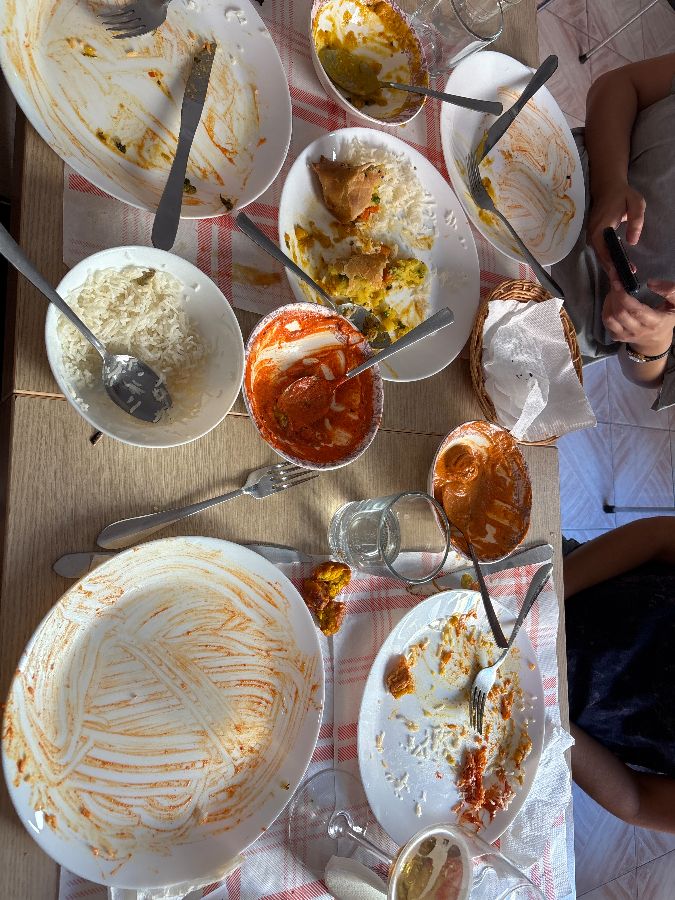 식사를 마친 테이블의 모습