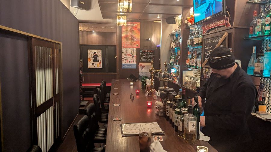 칵테일을 만들고 있는 바텐더