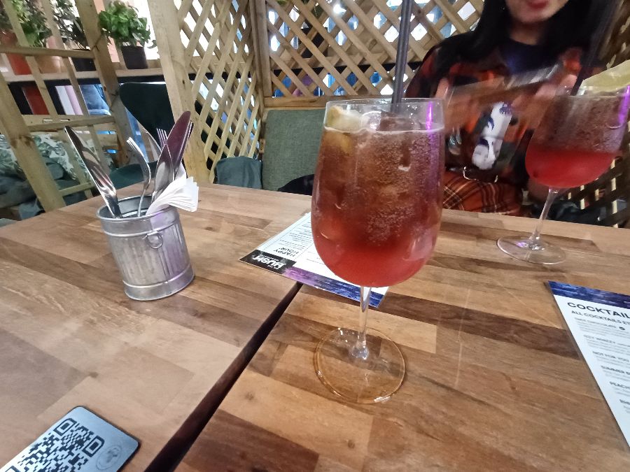 테이블 위에 놓인 음료와 메뉴판