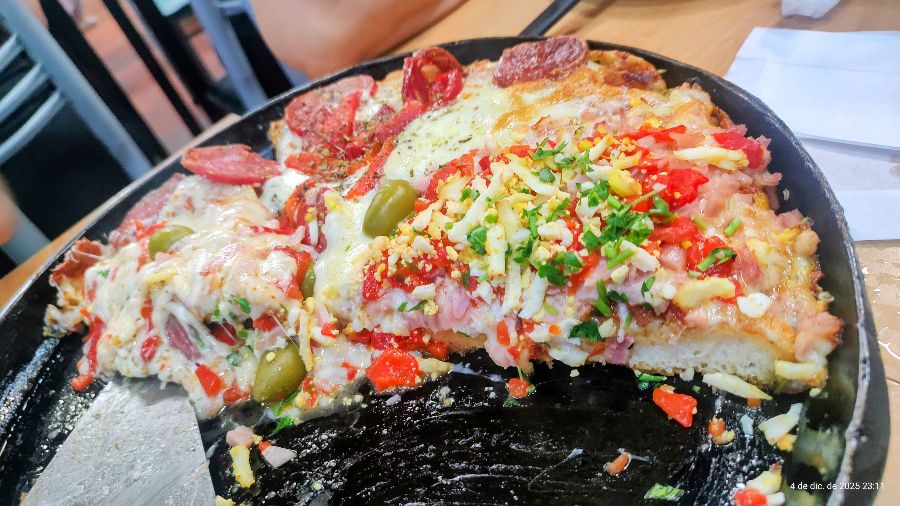 다양한 토핑이 올라간 피자의 단면