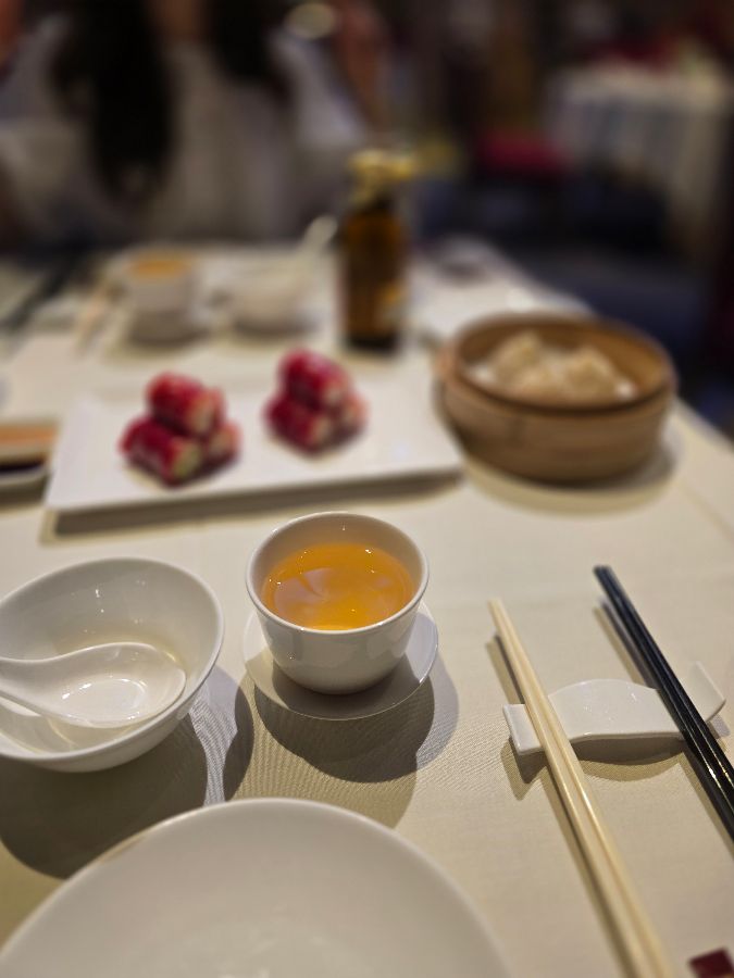 테이블 위 정갈하게 놓인 식기류와 음료