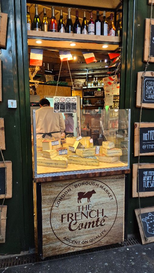 다양한 치즈가 진열된 프랑스 콩테 치즈 상점