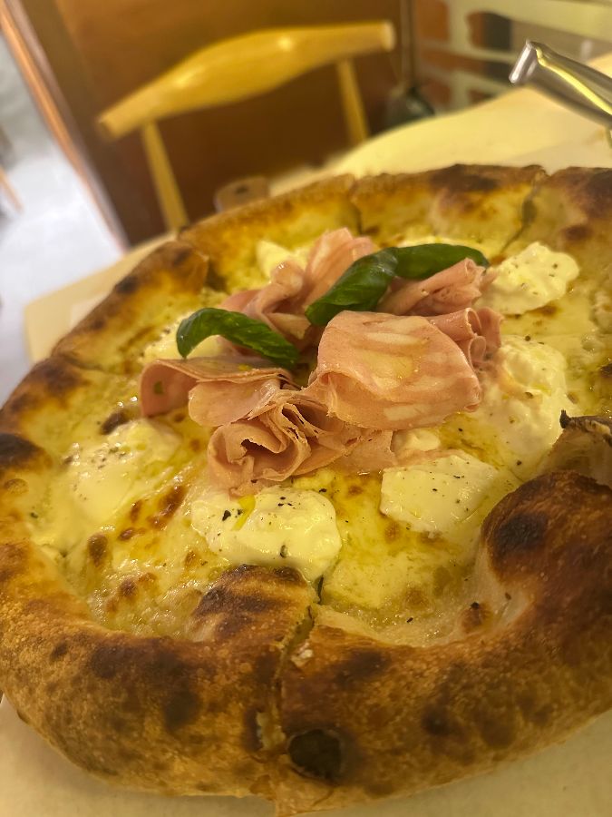 프로슈토와 치즈가 올라간 피자