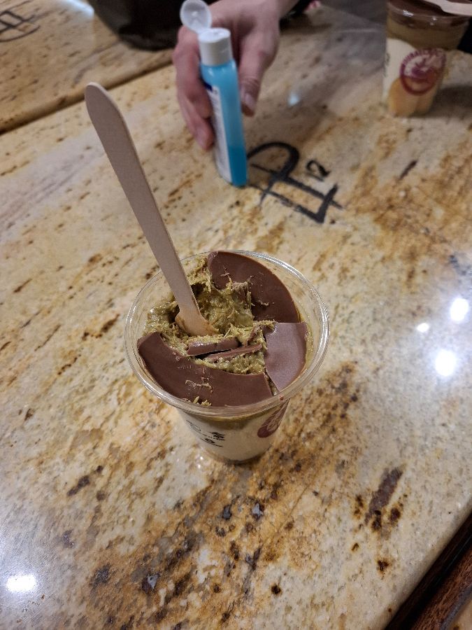 말차와 초콜릿이 어우러진 음료