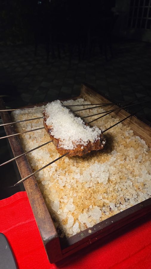 굵은 소금이 뿌려진 스테이크