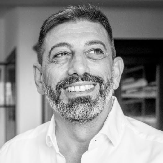 미소를 띠고 있는 중년 남성의 얼굴 클로즈업