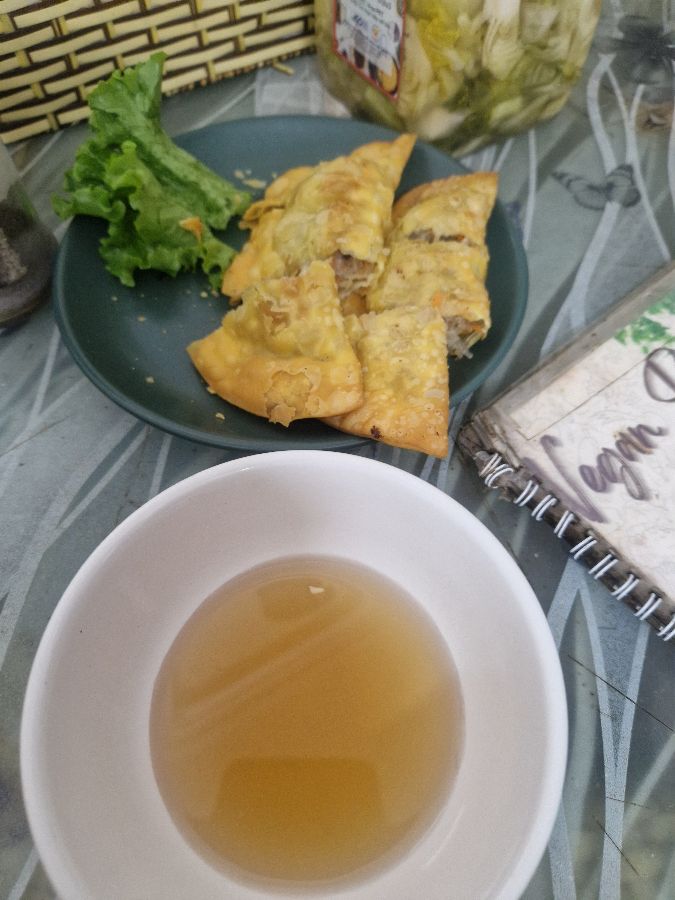 바삭하게 튀겨진 군만두와 소스