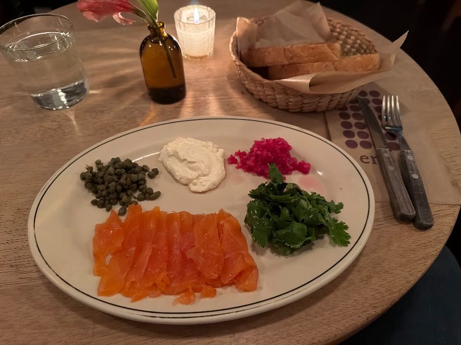 연어, 케이퍼, 채소, 크림치즈가 담긴 플레이트