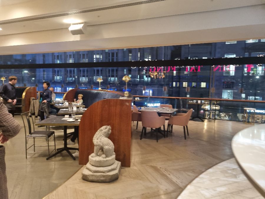 깔끔하고 모던한 딘타이펑 내부