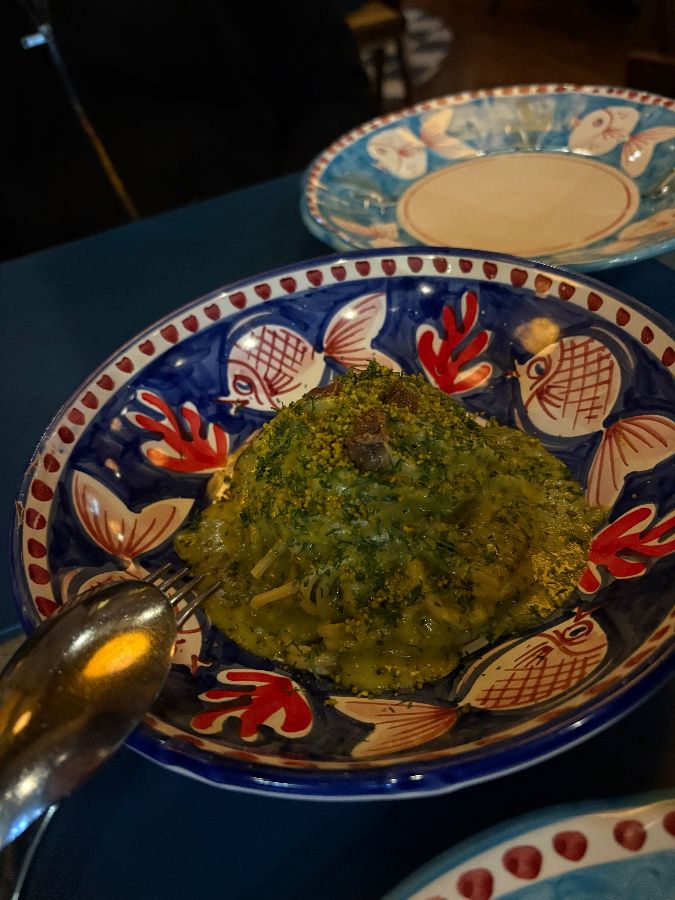 아름다운 플레이팅이 돋보이는 파스타 요리