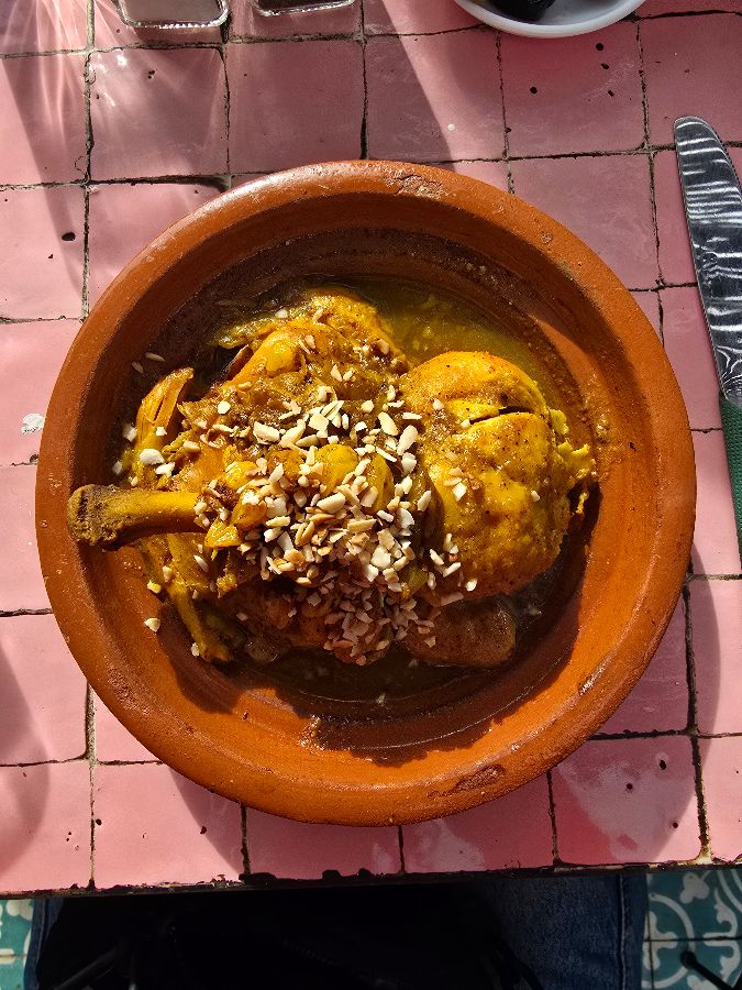 아몬드와 건포도를 곁들인 치킨 타진