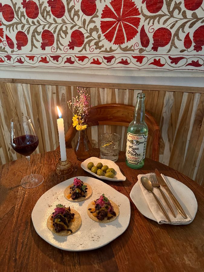 테이블 위에 놓인 식기류