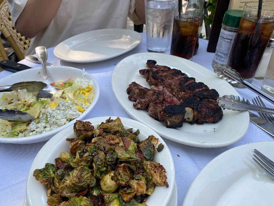 스테이크와 완벽한 조화를 이루는 사이드 메뉴