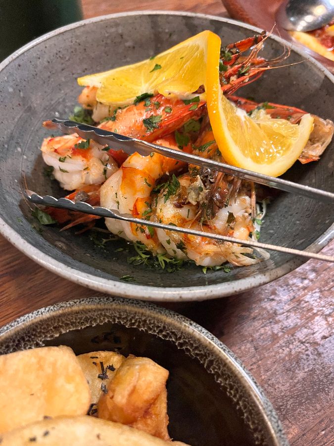 상큼한 레몬이 곁들여진 새우 요리