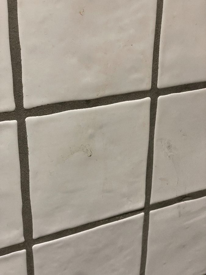 청결하지 못한 타일 벽면