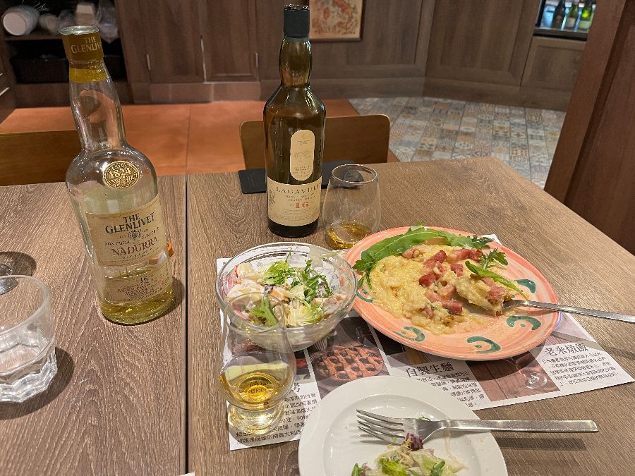 테이블 위에 놓인 다양한 메뉴