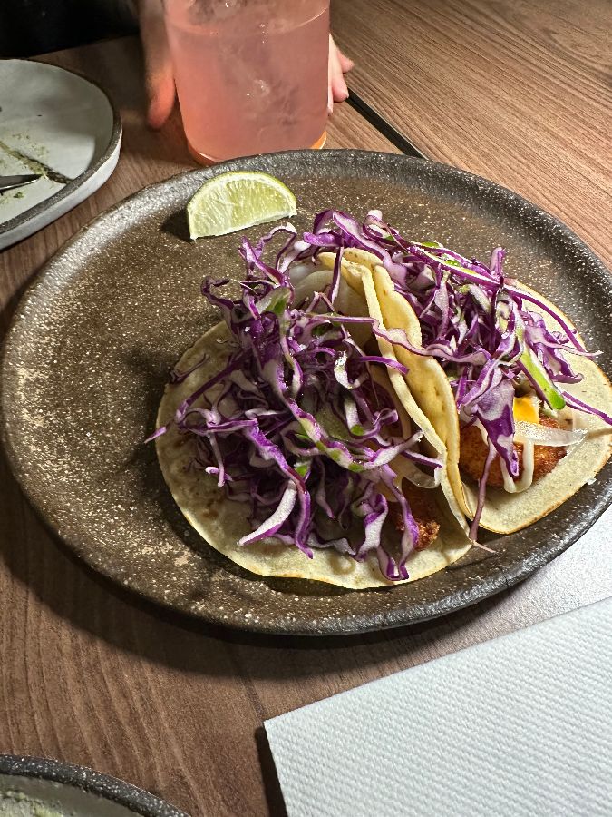 보라색 양배추가 듬뿍 올라간 타코