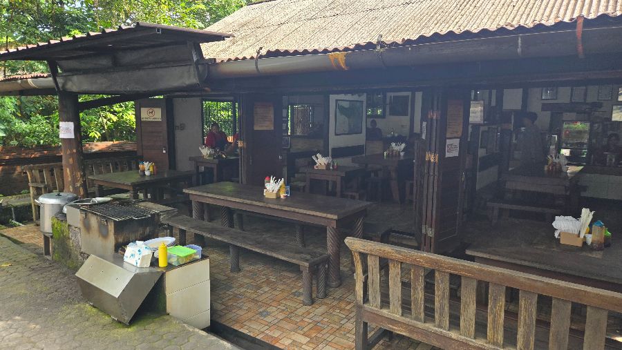 누르스 와룽 외부 전경