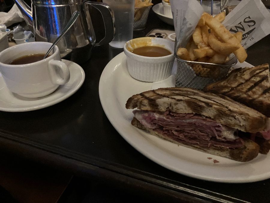 루벤 샌드위치의 단면