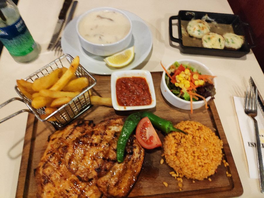 또 다른 테이블에 차려진 푸짐한 한 상