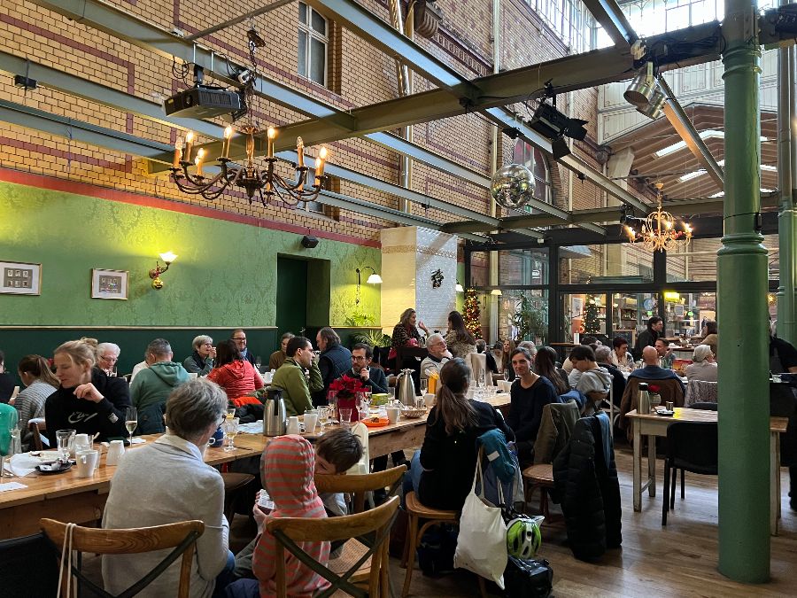 활기 넘치는 마켓 홀 내부