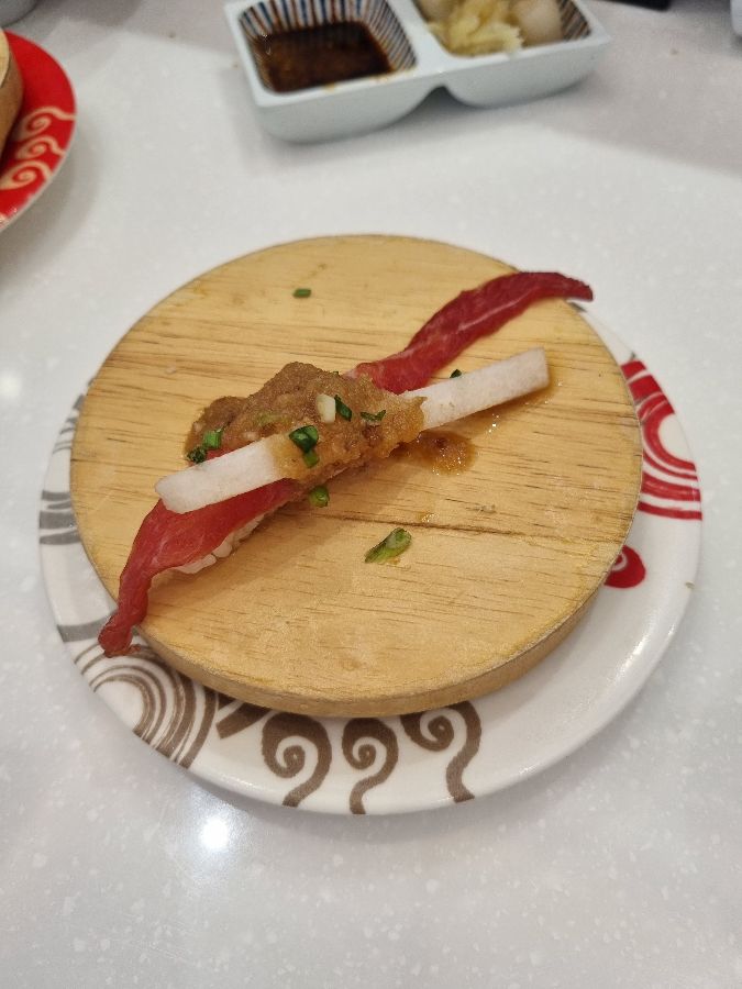 독특한 토핑이 올려진 초밥