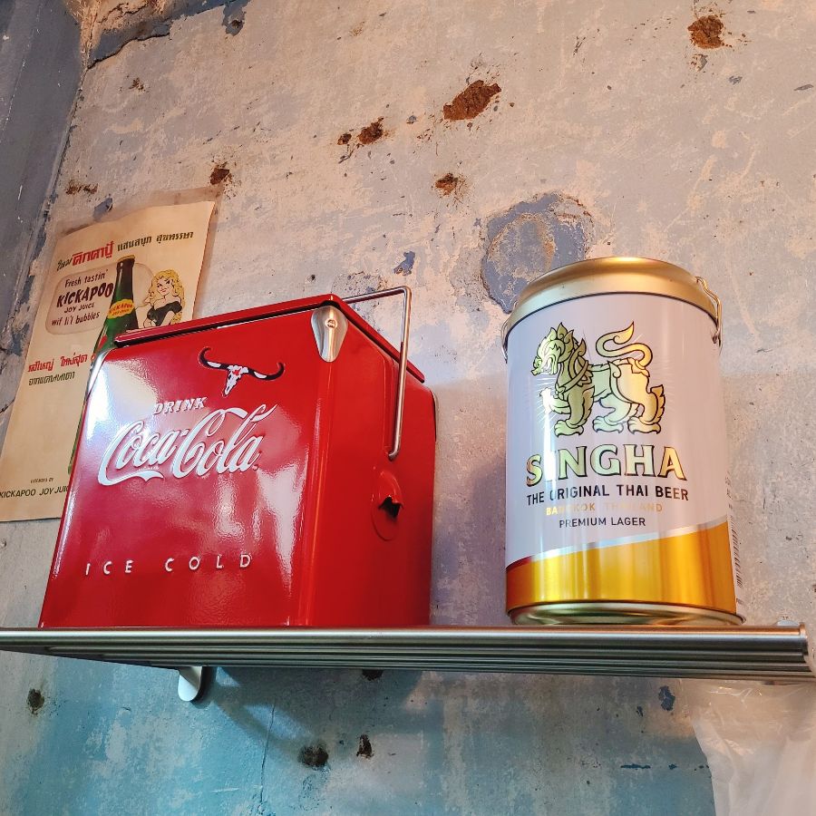 코카콜라 아이스박스와 싱하 맥주 캔