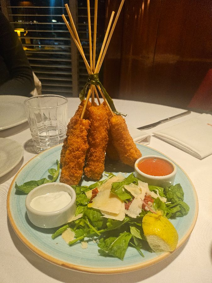 꼬치에 꽂혀 나오는 독특한 튀김 요리, 시각적인 즐거움까지 선사