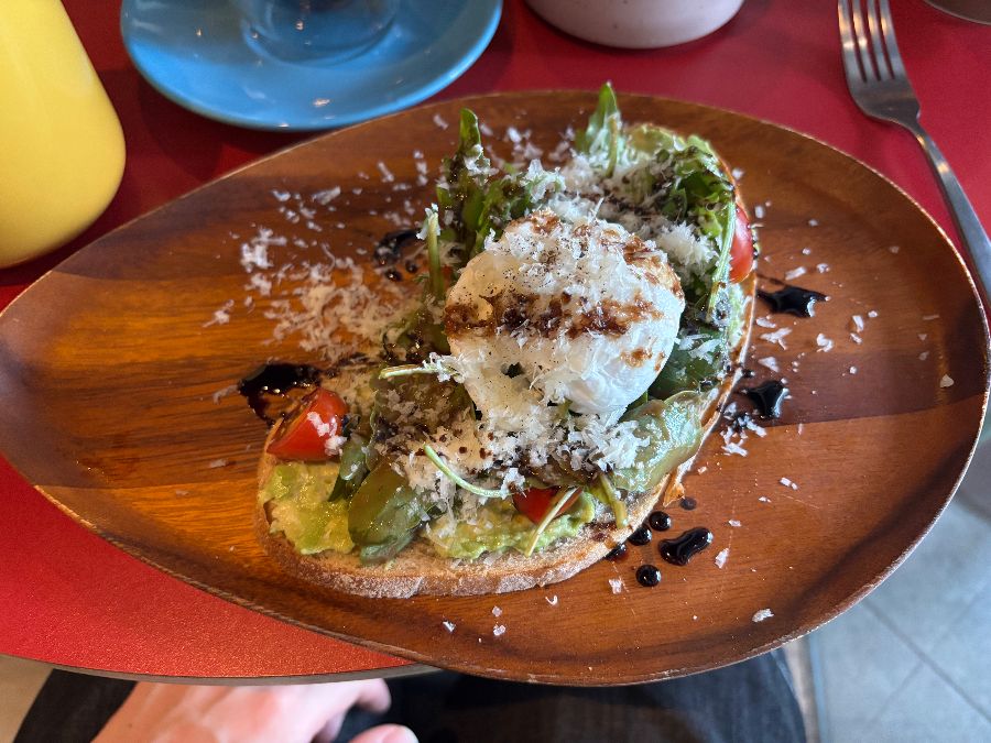 아보카도 토스트 근접샷