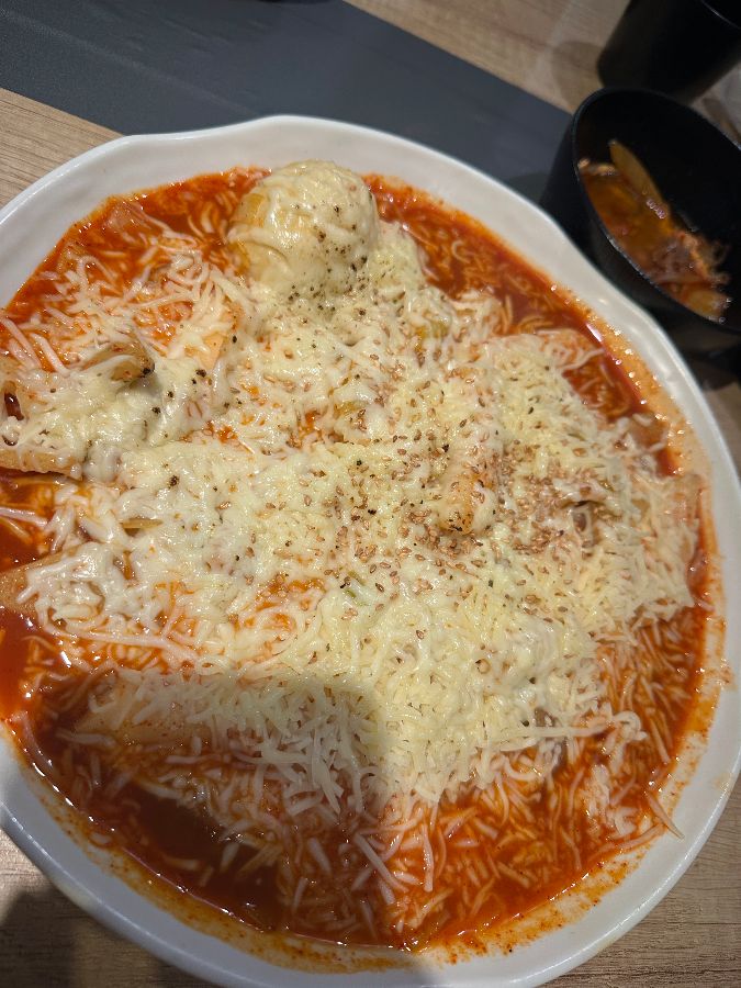 치즈가 듬뿍 올라간 떡볶이 이미지