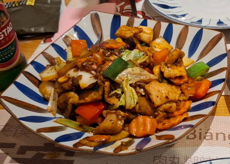 다채로운 채소와 고기가 어우러진 볶음 요리