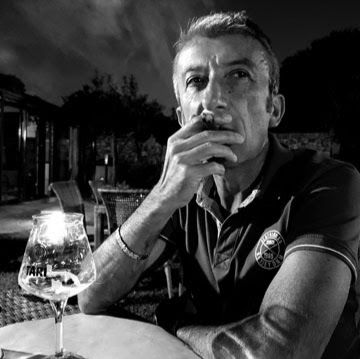 편안한 분위기 속에서 대화하는 사람들