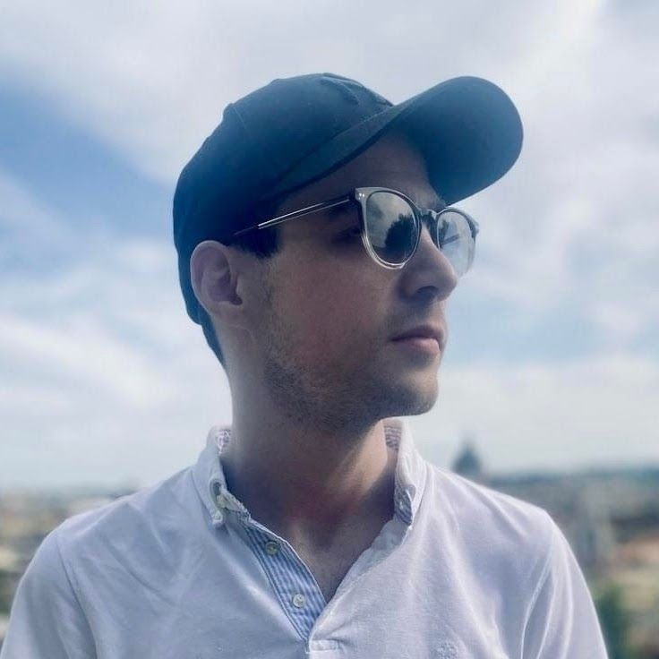 모자를 쓴 남성의 모습