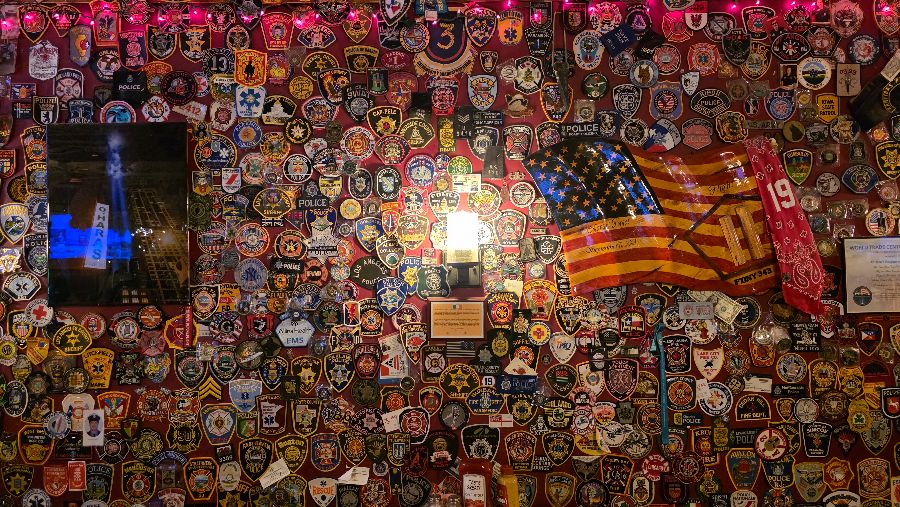 펍 내부 벽면을 가득 채운 배지들