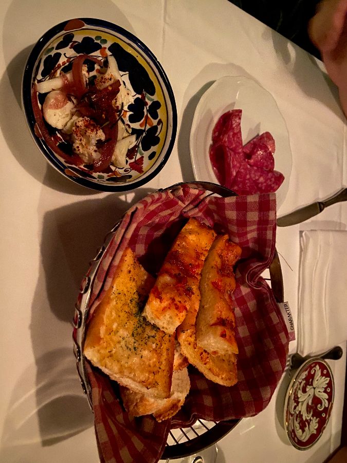 따뜻한 식전 빵과 신선한 샐러드