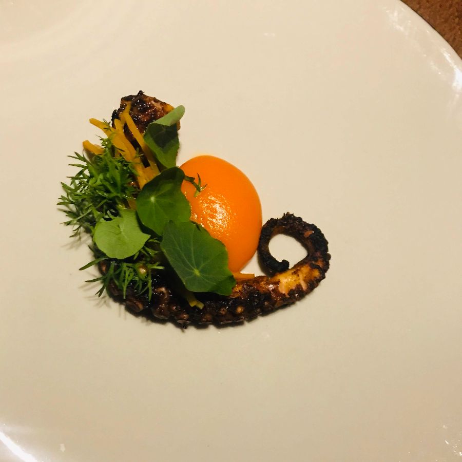 아름답게 플레이팅된 해산물 요리