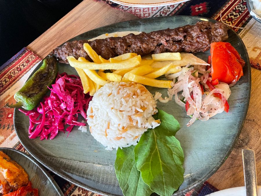 케밥과 곁들임 채소