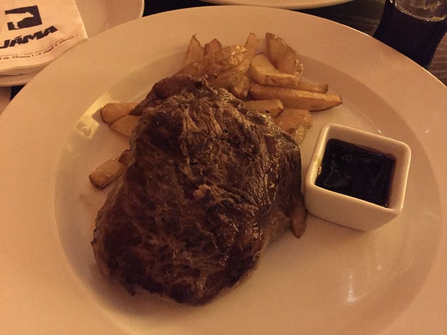 립아이 스테이크와 잭다니엘 소스