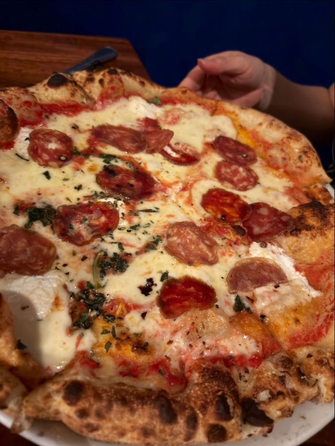 살라미와 신선한 치즈가 올라간 Zona K의 피자