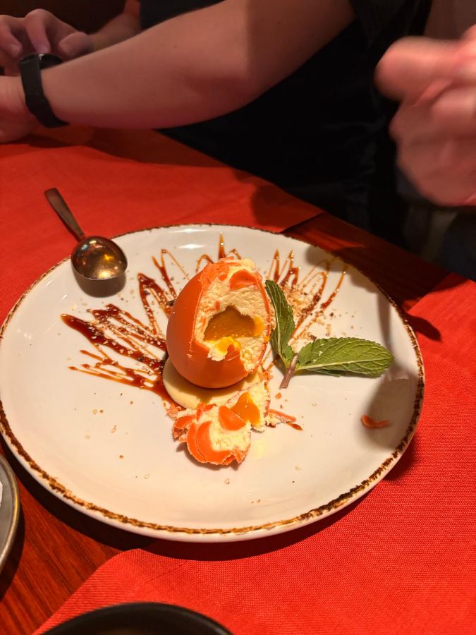 망고 필링이 들어간 초콜릿 달걀 디저트